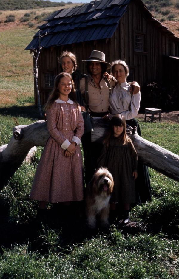 Bild 1 von 7: (v.l.n.r.) Mary Ingalls (Melissa Sue Anderson); Laura Ingalls (Melissa Gilbert); Charles Ingalls (Michael Landon); Caroline Ingalls (Karen Grassle); Carrie Ingalls (Sidney Greenbush)