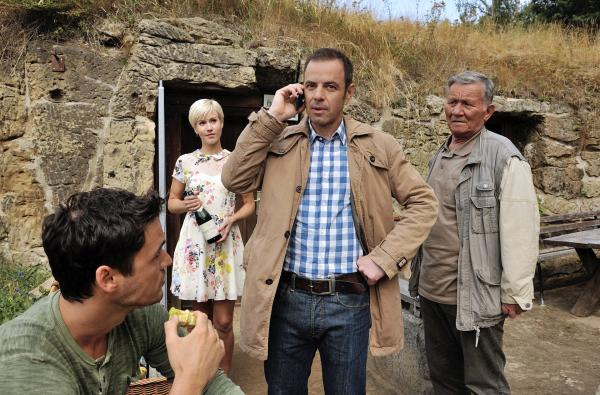 Bild 1 von 1: Klara (Wolke Hegenbarth, 2. von links) und ihr Nachbar Thomas Wolff (Alex Milo, links) haben bei einem Picknick-Ausflug zu den Höhlenwohnungen in Langenstein eine Leiche gefunden. Hauptkommissar Paul Kleinert (Felix Eitner, 2. von rechts) und Herr Kausch (Klaus Manchen, rechts) tauchen fast zeitgleich am Tatort auf.