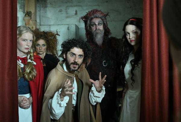 Bild 1 von 5: Die Märchenfiguren - Teufel: Detlev Buck, Hexe: Christina Große, Rumpelstilzchen: Rauand Taleb, Rotkäppchen: Stephanie Amarell, Schneewittchen: Ceci Chuh - wünschen den Kindern viel Glück auf ihrem Weg zum Haus der Liebegüte.