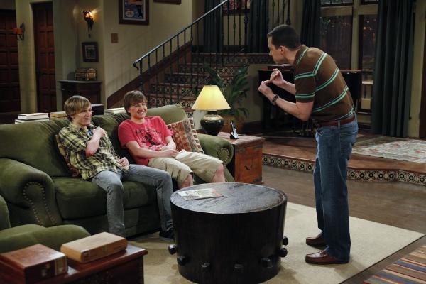 Bild 1 von 11: Was ist nur zwischen Alan (Jon Cryer, r.), Jake (Angus T. Jones, M.) und Eldridge (Graham Patrick Martin, l.) los?