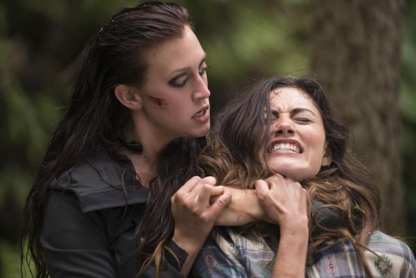 Bild 1 von 9: Die skrupellose Söldnerin Rachel (Julia Ragnarsson, l.) schreckt vor nichts und niemandem zurück, als sie das große Geld wittert. Wird sie auch Amy (Phoebe Tonkin, r.) töten, wenn diese versucht zu fliehen?