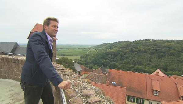 Bild 1 von 3: Jens Hübschen auf der Burg Neuleiningen.