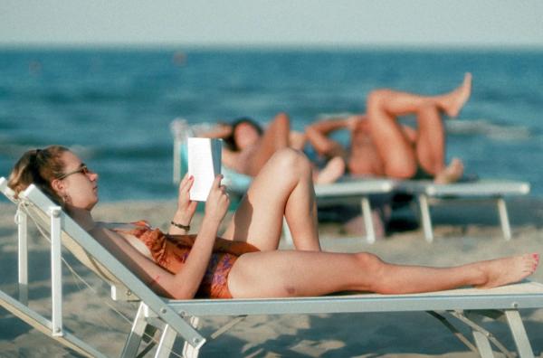 Bild 1 von 7: Zwischendurch spannt Giada auch mal am Strand aus.