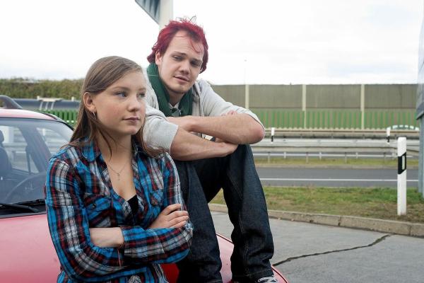 Bild 1 von 15: Lina (Isabel Bongard, l.) und Rafi (Matti Krause, r.) ahnen nicht, dass sie von Linas Eltern verfolgt werden ...