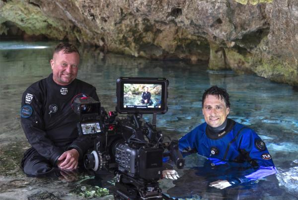 Bild 1 von 15: Uli Kunz (r.) auf Expedition mit dem Höhlentaucher Robbie Schmittner (l.) - einem der besten Kenner der Wasserhöhlen Yucatáns.