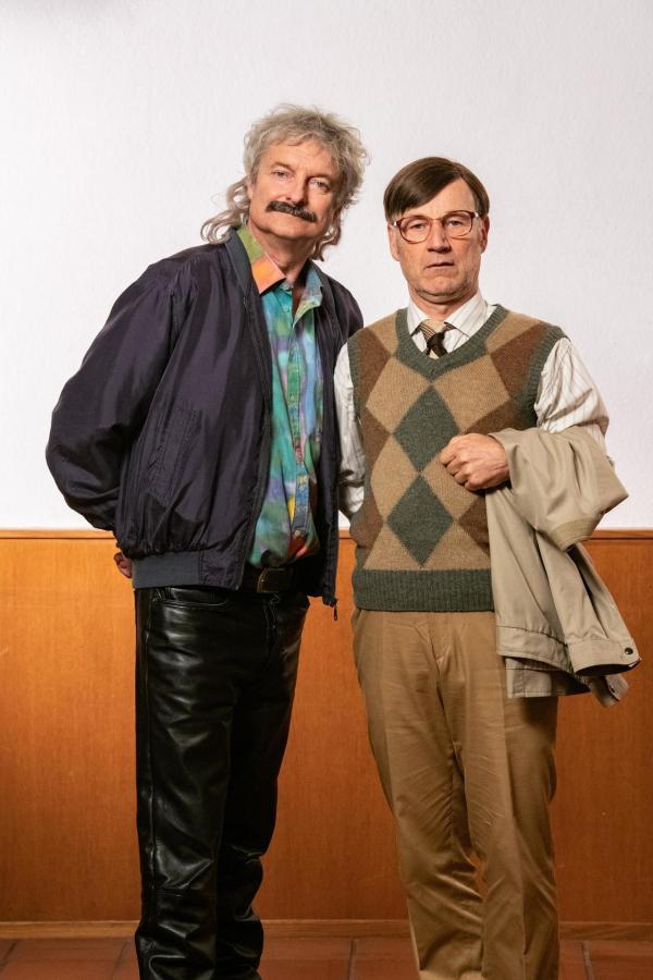 Bild 1 von 7: Im Bild: Alfred Dorfer (Weber), Roland Düringer (Breitfuß).