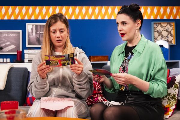 Bild 1 von 5: Maja schenkt Sarah (Sophie Reiml, links) Karten für \