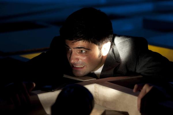 Bild 1 von 26: Sucht verzweifelt ein geheimes Versteck, in dem sich eine Menge Geld befinden soll und landet stattdessen beinahe im Jenseits: Andreas (Maximilian Grill) ...