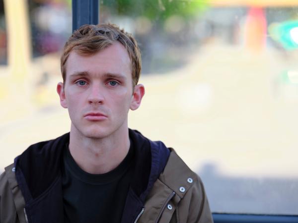 Bild 1 von 4: Ben (Harry Lawtey) fällt es schwer, wieder auszugehen und Spaß zu haben.