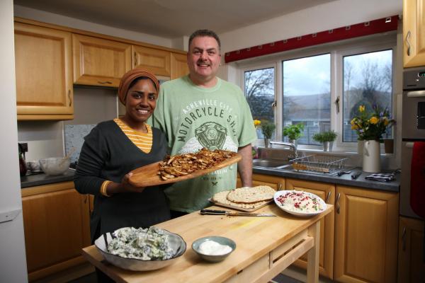 Bild 1 von 12: Im Bild: Nadiya zeigt einem LKW-Fahrer in Monmouthshire ein schnelles Rezept für seine Familie.
