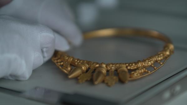 Bild 1 von 5: Der keltische Halsreif vom Goldschatz am Glauberg, Keltenwelt am Glauberg.