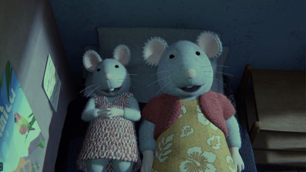 Bild 1 von 3: Julia (l.) und ihre Mutter (r.) betrachten begeistert die Sternenbilder, die Sam für sie an die Zimmerdecke gemalt hat.