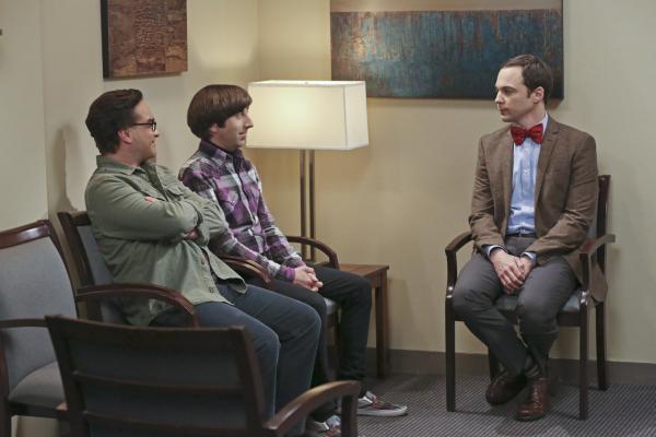 Bild 1 von 8: Leonard (Johnny Galecki, l.), Howard (Simon Helberg, 2.v.l.) und Sheldon (Jim Parsons, r.) wollen eine ihrer Erfindungen patentieren lassen. Doch das wird nicht so einfach, wie gedacht ...