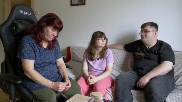 Bild 1 von 2: Petra (li.) und ihre Kinder Selina und Pascal leben zusammen in einer zu kleinen Wohnung