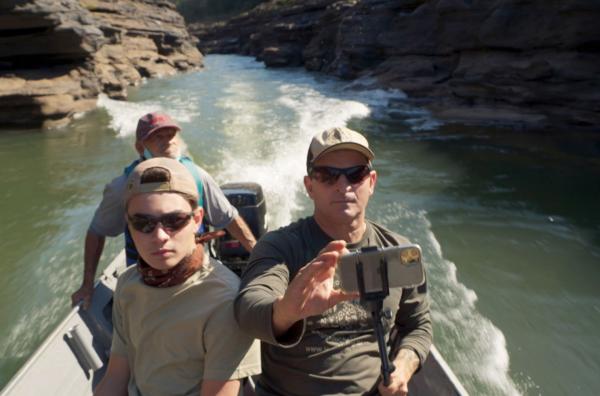 Bild 1 von 4: Jaguar-Experte Leandro Silveira und Sohn Tiago erforschen die lokalen Gegebenheiten des Rio Araguaia für den geplanten Schutzkorridor.