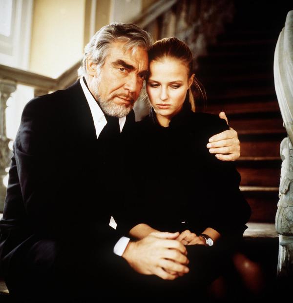 Bild 1 von 2: Im Bild: Nane (Katharina Böhm), die jüngste Tochter des Grafen, hat unter dem plötzlichen Tod ihres Vaters besonders gelitten. In ihrem Schmerz sucht sie Trost bei ihrem Onkel Max (Jürgen Goslar).