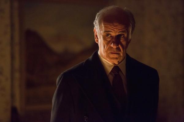 Bild 1 von 15: Sonderermittler Vogel (Toni Servillo) kann niemandem vertrauen.