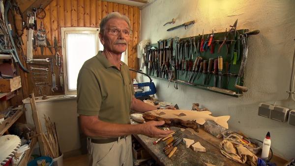 Bild 1 von 13: Alfred Urlbauer aus Bogenberg bei Straubing mit einer selbstgemachten Fischskulptur.