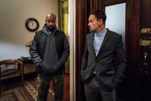 Bild 1 von 10: Wettlauf gegen die Zeit: Schafft Holmes (Jonny Lee Miller, r.) es nicht, den wahren Mörder zu überführen, muss der unschuldige Shinwell (Nelsan Ellis, l.) zurück ins Gefängnis ...