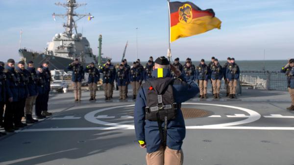 Bild 1 von 2: Die Hightech-Fregatte der Bundesmarine ist mit hochkomplizierter Ortungstechnik und schlagkräftigen Waffen ausgestattet.