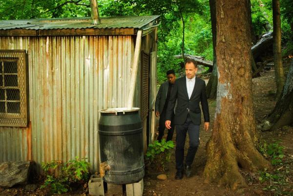 Bild 1 von 9: Detective Marcus Bell (Jon Michael Hill, l.); Sherlock Holmes (Jonny Lee Miller, r.)