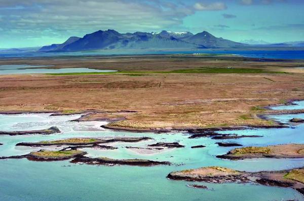 Bild 1 von 3: Die Vielfalt und Weite der rauen isländischen Landschaften sind dem starken Vulkanismus zu verdanken, der in Island so ausgeprägt ist wie an kaum einem Ort der Erde.