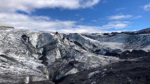 Bild 1 von 4: Der Sólheimajökull gehört zum größtem Gletschermassiv Islands. Unter dem kilometerdicken Eispanzer schlummert unter anderem der aktive Vulkan Bardabunga.