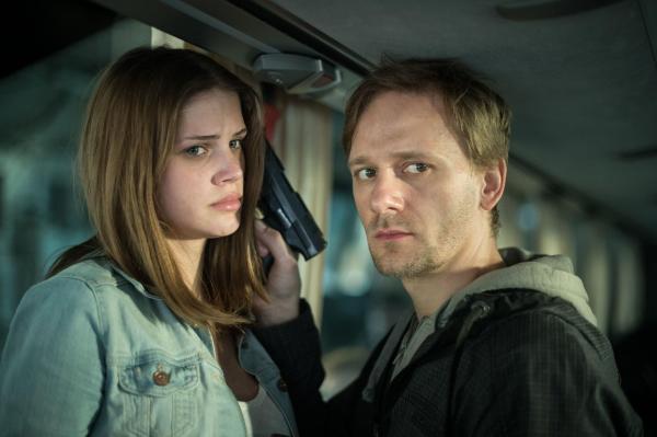 Bild 1 von 6: Mila (Lisa Tomaschewsky, l.); Jason Müllerschön (Matthias Lier, r.)