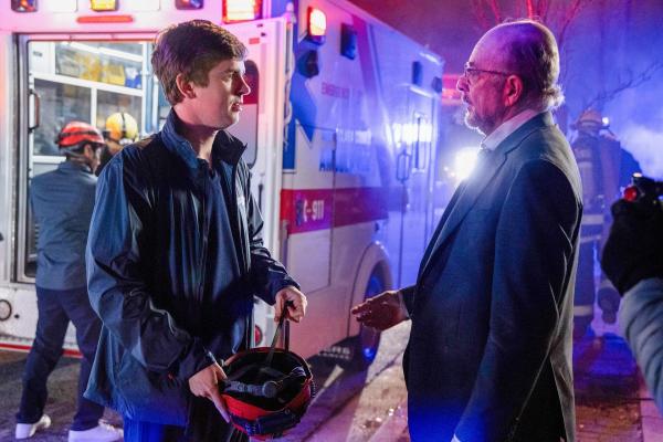 Bild 1 von 45: Im Bild (v.li.): Freddie Highmore (Dr. Shaun Murphy), Richard Schiff (Dr. Aaron Glassman).