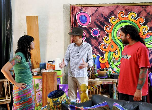 Bild 1 von 1: Reto Brennwald (M.) mit Wandmalerin Cristina Pineda (l.) in Ataco, El Salvador.