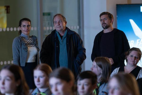Bild 1 von 11: (v.l.n.r.) Sabine Grünberg (Doris Golpashin); Udo Rothe (Uwe Preuss); Jan Rothe (Klaas Heufer-Umlauf)