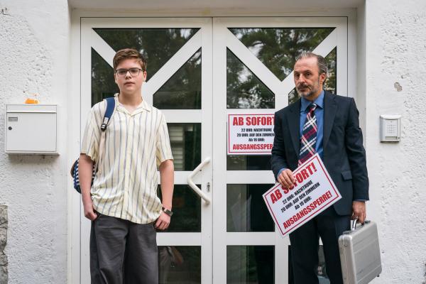 Bild 1 von 5: Dr. Berger (Robert Schupp, rechts) macht ernst: Ausgangssperre am Einstein, doch Marlon (Matti Schneider, links) will das verhindern.© mdr/Saxonia Media/Thomas Dietze - Honorarfreie Verwendung gemäß AGB im redaktionellen Zusammenhang mit genannter Sendung bei Nennung \