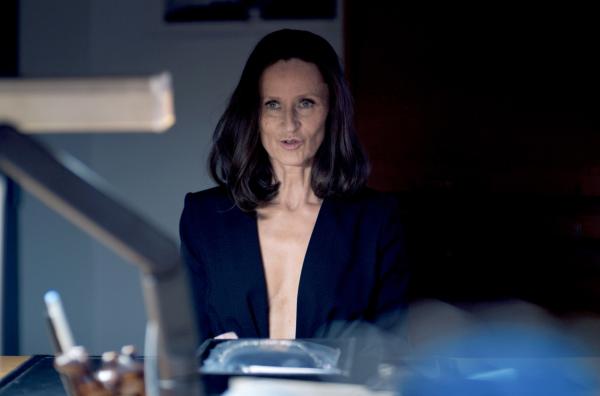 Bild 1 von 6: Anna (Sophie Rois) bei der Polizei