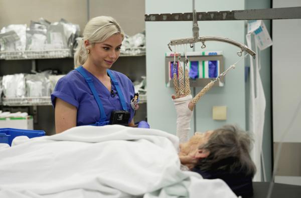 Bild 1 von 8: Pflegerin Kim Schiele (l.) kümmert sich um eine Patientin in der BG-Klinik Ludwigshafen.