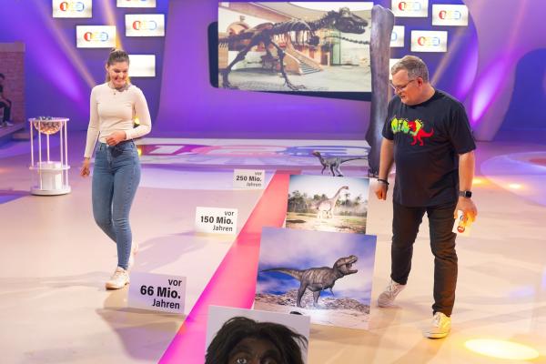 Bild 1 von 5: Heute bringt Biologin Kathrin Helsper die Welt der Dinosaurier zu Elton ins \