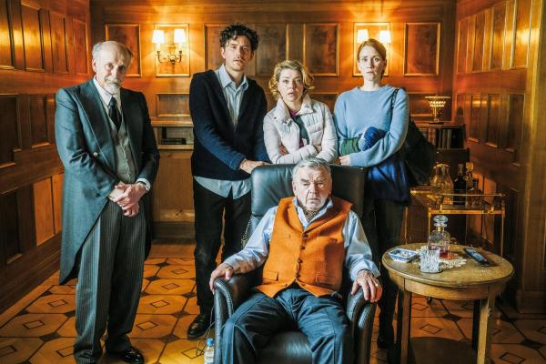 Bild 1 von 9: Im Bild: Simone (Lena Dörrie, re.), Natascha (Karolina Lodyga) und Max (Sergej Moya, 2.v.li.) sehen sich bei Herrn Herzinger (Branko Samarovski, 2.v.re.) und Herrn Wagner (Ovidiu Schumacher, li.) die Sitzung ihrer Ehepartner im Fernsehen an.