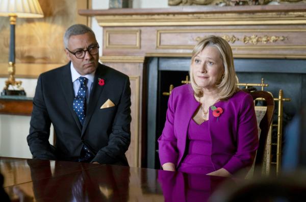 Bild 1 von 4: Auf öffentlichen Druck hin empfangen die Staatsminister James Cleverly (Christopher Colqhoun) und Liz Truss (Vivienne Gibbs) Richard Ratcliffe.