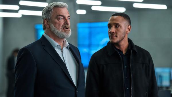 Bild 1 von 9: Jarvis Hedlund (Ray Stevenson, l.) ist gemeinsam mit Agent Maxfield (Jaz Hutchins, r.) auf der Suche nach Agentin Avery Graves.