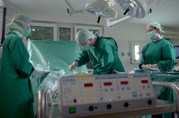 Bild 1 von 1: Medizin als Detektivgeschichte: Beim Wandern spürt eine 50-Jährige plötzlich einen stechenden Schmerz, als würde ihr jemand mit einer Machete in den Bauch schlagen. Von nun an bekommt sie nach jedem Essen heftige Attacken mit Völlegefühl, Blähbauch und unerträglichem Druck im Oberbauch. Immer wieder geht sie zu ihrem Hausarzt. Doch etliche Untersuchungen sowie eine Ernährungsumstellung bleiben erfolglos. Mittlerweile kann sie nicht mehr arbeiten, liegt nur noch auf der Couch. Eine riskante OP scheint der letzte Ausweg zu sein, um herauszufinden, was ihr fehlt.