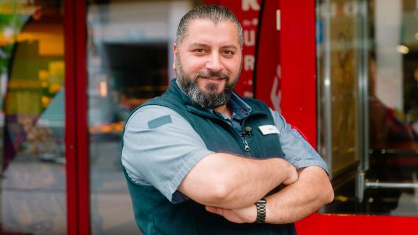 Bild 1 von 2: Der stellvertretende Filialleiter Apo fastet für Ramadan und kämpft den ganzen Tag mit Hunger, während er versucht, sein hohes Arbeitspensum zu bewältigen.