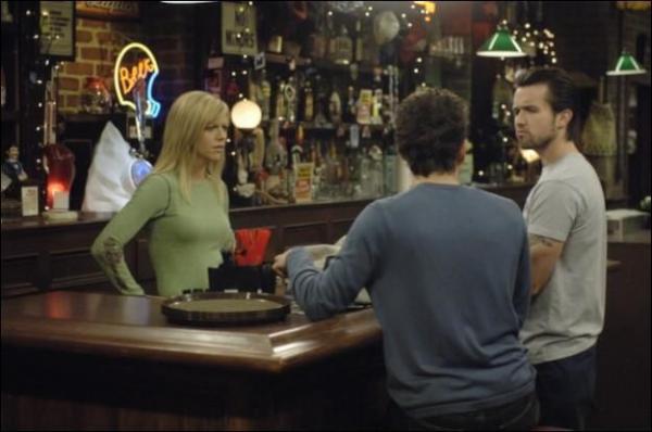 Bild 1 von 24: Sweet Dee (Kaitlin Olson, l.), Dennis (Glenn Howerton, M.) und Mac (Rob McElhenney, r.) wollen unbedingt bei den jährlichen Testspielen der Philadelphia Eagles teilnehmen ...
