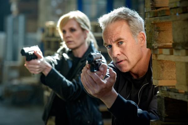 Bild 1 von 5: Ina Zimmermann (Melanie Marschke, l.) und Jan Maybach (Marco Girnth, r.) sind nach einem Überfall auf ein Baustoffcenter im Einsatz.