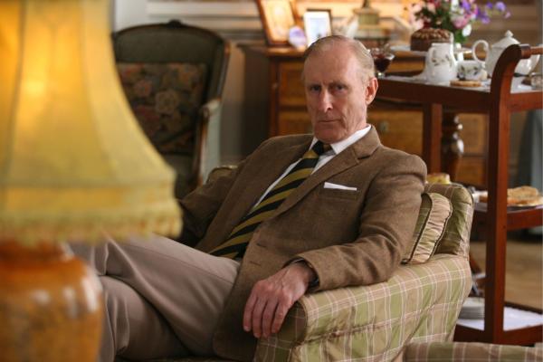 Bild 1 von 8: Prinz Phillip (James Cromwell)
