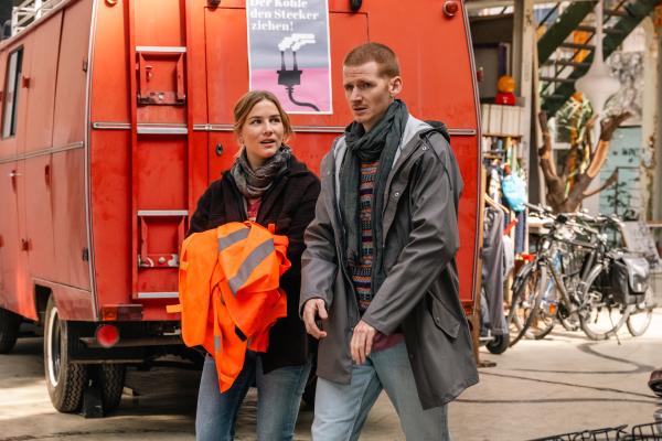 Bild 1 von 5: Der Tote war, gemeinsam mit Rea Esser (Lea Freund, l.), Sprecher einer Klimaaktivistengruppe. Im Laufe der Ermittlungen zeigt sich, dass es zu inhaltlichen Spannungen zwischen den beiden gekommen war, da Marten Keller (Cedric Sprick-Benz, r.) zunehmend mit der Frage haderte: Welcher Zweck heiligt welche Mittel?