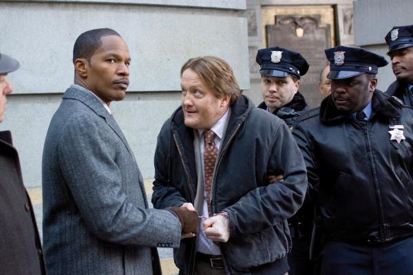 Bild 1 von 18: Als Shelton beobachtet, wie Staatsanwalt Nick Rice (Jamie Foxx, l.) nach der Verhandlung bei einer öffentlichen Pressemitteilung dem Mörder seiner Familie, Clarence Darby (Christian Stolte, 2.v.l), die Hand schüttelt, schmiedet er einen blutigen Racheplan ...