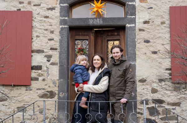 Bild 1 von 2: Zaneta Frankenfeld betreibt mit ihrem Mann Johannes im kleinen Ort Sevenich in der Eifel, unweit der Burg Eltz, eine Bucheckern-Manufaktur. Gastgeberin Zaneta Frankenfeld (M.) mit ihrem Mann Johannes und der gemeinsamen Tochter Rosa.