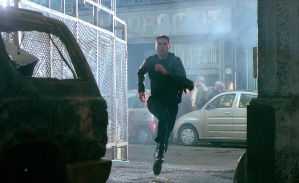 Bild 1 von 3: John Anderton (Tom Cruise) ist auf der Flucht - gejagt vom System, das er einst verteidigte.