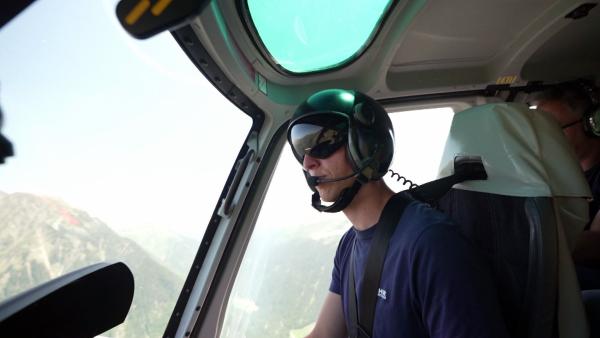Bild 1 von 4: Die Dokumentation des ORF Vorarlberg zeigt eine Unternehmerin, einen Piloten, einen Fotografen und einen Lehrling, die die Faszination Hubschrauber nicht loslässt.