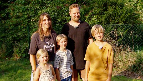 Bild 1 von 8: Mit drei Kindern war der Garten von Familie Ortner bislang eher ein wild durcheinander gewürfelter Spielplatz. Das soll jetzt anders werden: Das lange und schmale Gelände braucht dringend Struktur und gemütliche Ecken. Die Kinder sollen auch weiterhin auf ihre Kosten kommen, mit einem Ninja-Parcours. Nico Sollazzo und Benjamin Balsam nehmen sich den Wünschen an.