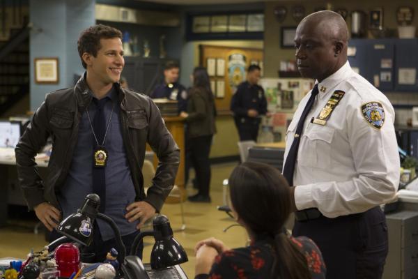Bild 1 von 11: Jake Peralta (Andy Samberg, l.); Captain Ray Holt (André Braugher, r.)